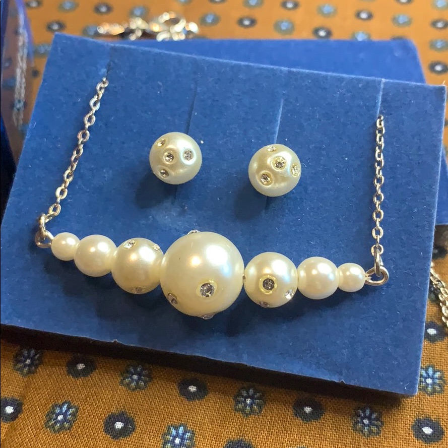 Avon Faux Pearl Gift Set New 10$